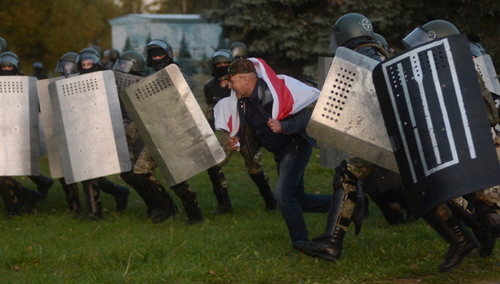 Białoruś: Zatrzymania wobec protestujących w Mińsku. Użyto armatek wodnych
