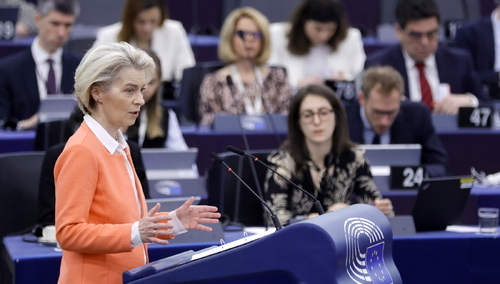 Przewodnicząca Komisji Europejskiej Ursula von der Leyen przemawiająca w Parlamencie Europejskim
