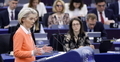 Przewodnicząca Komisji Europejskiej Ursula von der Leyen przemawiająca w Parlamencie Europejskim