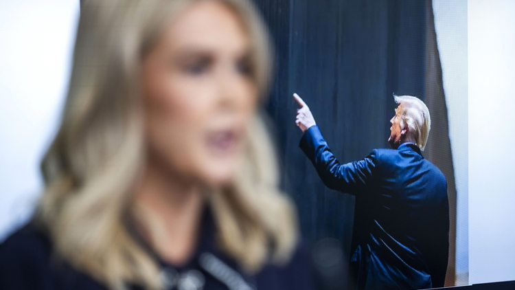 Sekretarz prasowa Białego Domu Karoline Leavitt przeprowadza briefing na temat spotkania Trump-Putin