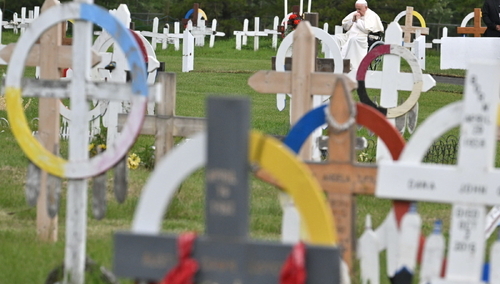 Papież Franciszek przy grobach wychowanków szkół rezydencjalnych