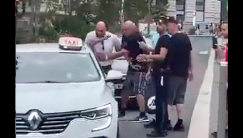 [WIDEO] Wpadł w furię i zaczął kopać samochód taksówkarza. Szokujące zachowanie znanego pięściarza