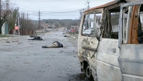 Wrócił do mieszkania w Buczy zniszczonego przez Rosjan. Był zszokowany tym, co zobaczył [FOTO]