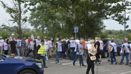 „Żądamy od rządu wywiązania się z porozumienia!” Rybacy z „S” zablokowali przejazd z Władysławowa na półwysep Helski