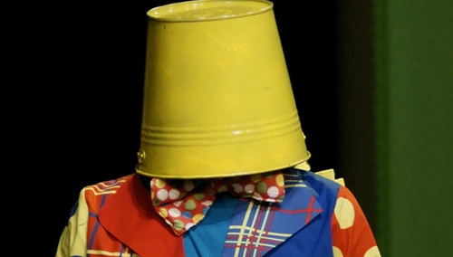 Klaun z wiadrem na głowie. Ilustracja poglądowa