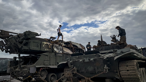 Rosyjski sprzęt wojskowy zniszczony w walkach na Ukrainie, wystawiony na wystawę w Pradze, Czechy, 10 lipca 2022 r.