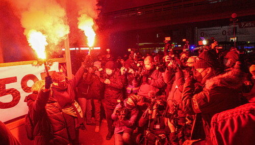 Strajk Kobiet alarmuje: "Trzy osoby porwane przez policję". Internauci kpią: I to czarną Wołgą!