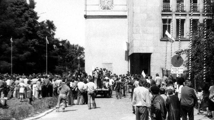 Demonstracja przed gmachem KW PZPR w Radomiu