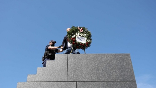 "Lotna Grupa Opozycji" na pomniku ofiar katastrofy smoleńskiej