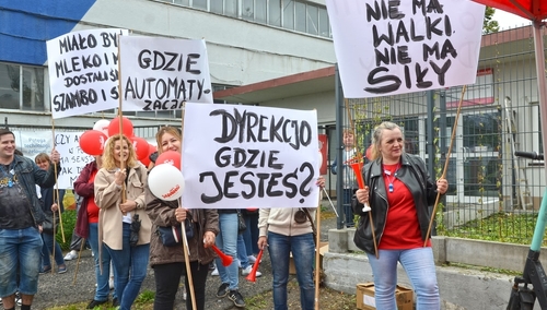 Demonstracja przed siedzibą Yazaki