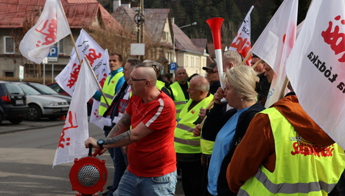 Pikieta przed zakładem Hutchinson w Żywcu