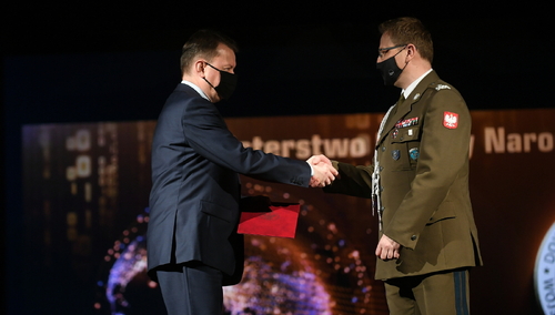 Minister wręcza nominację nowemu dowódcy