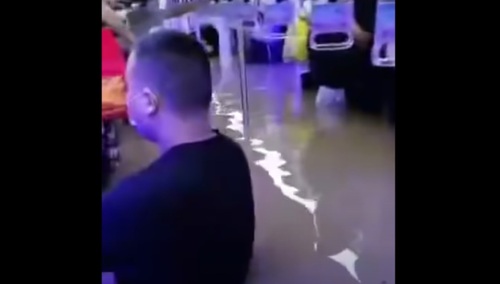 ludzie w zalanym pociągu metra w Zhengzhou