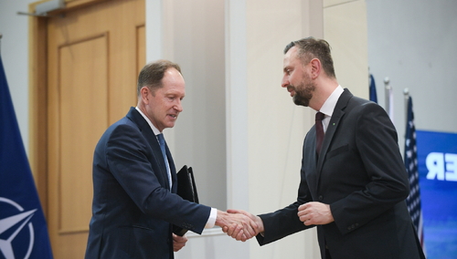 Wicepremier, minister obrony narodowej Władysław Kosiniak-Kamysz (P) i ambasador USA w Polsce Mark Brzezinski (L)