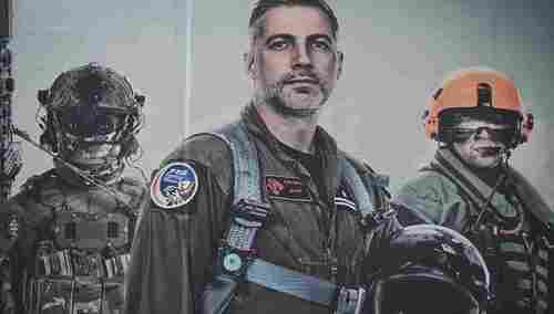 Warszawa, 29.08.2025. Plakat z pilotem Wojska Polskiego majorem Maciejem „Slab” Krakowianem