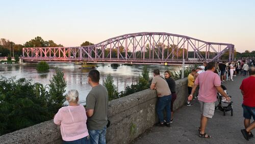 Mieszkańcy obserwują stan Odry w Głogowie