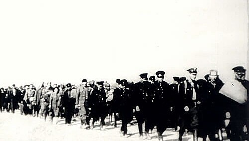 Policjanci i cywilni „wrogowie ludu” aresztowani we wrześniu 1939 r. i konwojowani przez oddziały konwojowe NKWD do punktów załadunkowych