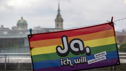 Szwajcarzy zdecydowali. „Małżeństwa homoseksualne” i adopcja dzieci przez pary tej samej płci będą legalne