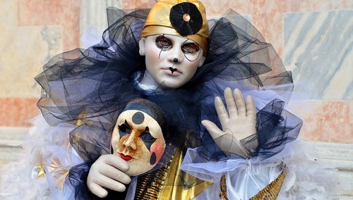 Człowiek w masce. Ilustracja poglądowa