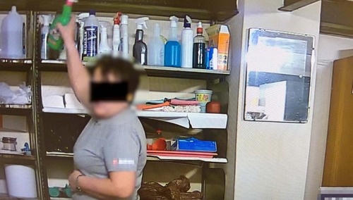 56-latka dolewała koleżance z pracy żrące chemikalia do herbaty