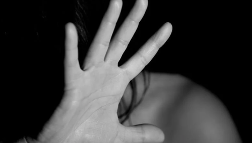 "Została rozebrana na polnej drodze, a następnie ciągnięta po piasku i kamieniach". Wstrząsające szczegóły porwania 14-latki z Poznania