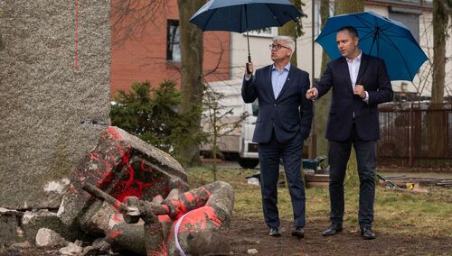 Demontaż pomnika czerwonoarmisty w Siedlcu – 20 kwietnia 2022. Fot. Mikołaj Bujak (IPN)