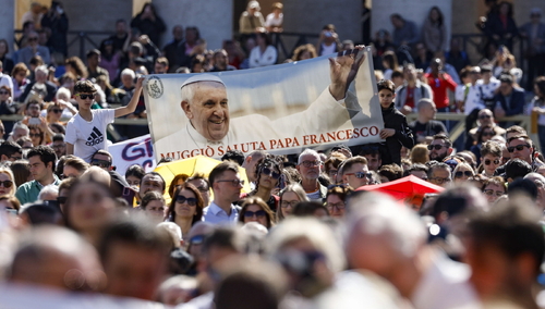 Pielgrzymi na Placu św. Piotra