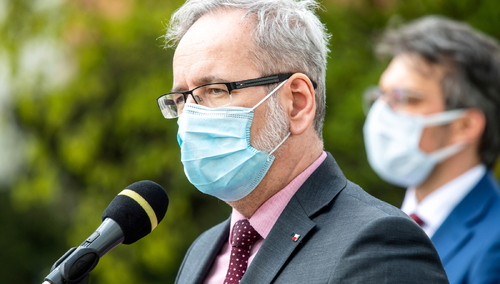 Minister zdrowia: Od kolejnej soboty będziemy mogli zdjąć już maseczki