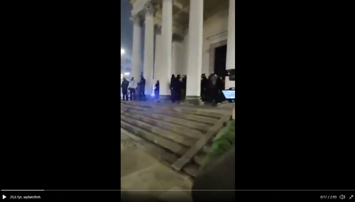 [Wideo] Atak na kościół na placu Trzech Krzyży. "W Straż Narodową rzucane są butelki"