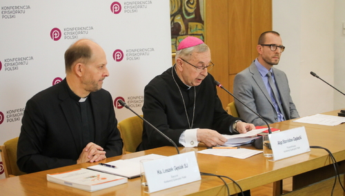 Od lewej: o. Leszek Gęsiak, abp Stanisław Gądecki, prof. Aleksander Bańka