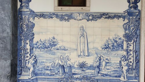 Objawienie fatimskie. Panel kaflowy na fasadzie kościoła Nossa Senhora de Fátima w Negrais