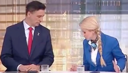 „Proszę mnie nie kopać!” Niecodzienna sytuacja na antenie TVP Info [WIDEO]