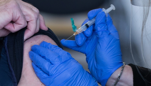 90 szczepionek przeciw Covid-19 poszło do śmieci, bo preparat zostawiono... na recepcji. Ostry komentarz Niedzielskiego