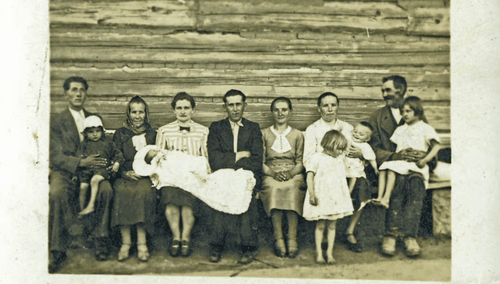 Rodzina Ulmów po chrzcinach jednego z dzieci (lato 1941)