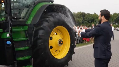 Wiceminister dostał w prezencie ciągnik warty 1,5 mln zł. Polityk wydał oświadczenie