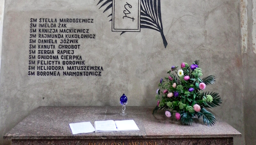 Tablica w kościele farnym w Nowogródku poświęconabł. Marii Stelli i 10 towarzyszkom