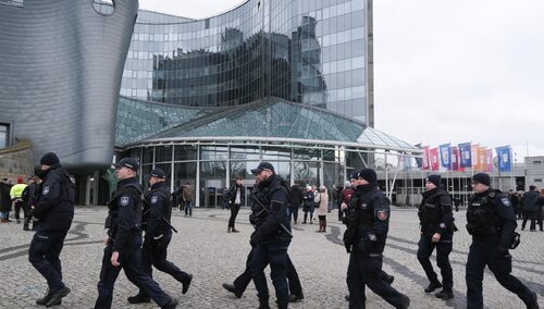 Warszawa, 20.12.2023. Funkcjonariusze policji przed budynkiem TVP przy ulicy Woronicza w Warszawie