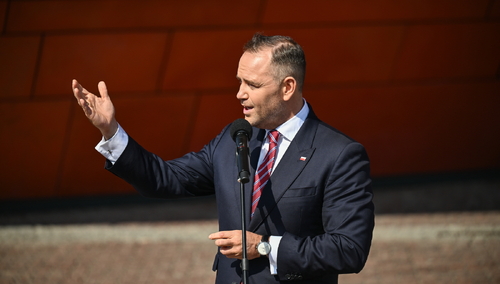 Prezydent Karol Nawrocki podczas wypowiedzi dla mediów przed Muzeum II Wojny Światowej w Gdańsku