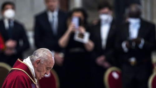 Watykan: Papież Franciszek przewodniczył liturgii Męki Pańskiej. "Módlmy się za narody rozszarpane przez okrucieństwa wojny"