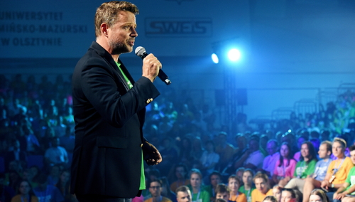 Ten pan biłby nas pewnie po głowie mikrofonem". Dziennikarz TVP odpowiada