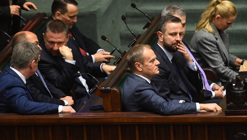 Sejm / premier Donald Tusk w towarzystwie innych polityków