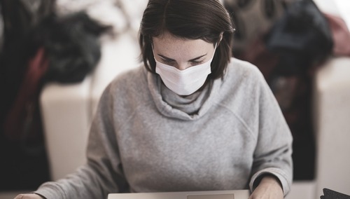 Od dziś musimy zakrywać nos i usta także w pracy. Nowe przepisy dot. maseczek