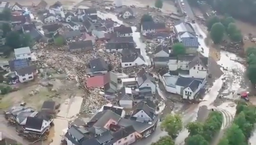 Niemcy: 33 osoby nie żyją po największej powodzi od 300 lat. Angela Merkel wstrząśnięta