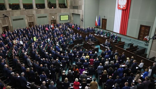 Posłowie na sali obrad Sejmu w Warszawie