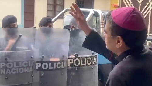 bp Alvarez naprzeciw policji