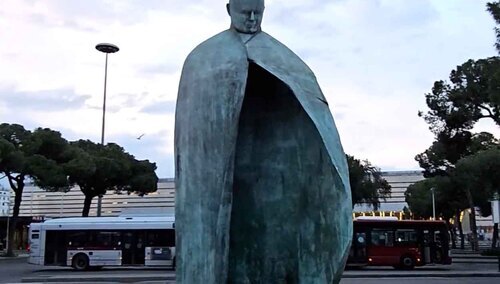 Pomnik papieża Jana Pawła II przed dworcem Termini w Rzymie