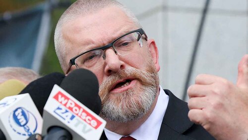 Partia Grzegorza Brauna zanotowała duży spadek poparcia w badaniu CBOS