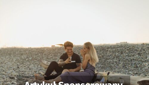 Para siedząca na plaży