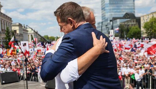 Donald Tusk i Rafał Trzaskowski podczas niedzielnego wiecu w Warszawie