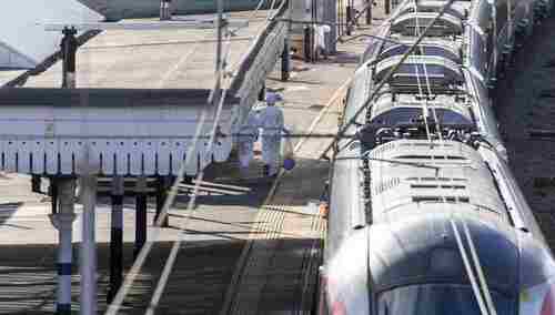 Służby sprawdzają pociąg, w którym nożownik napadł na pasażerów